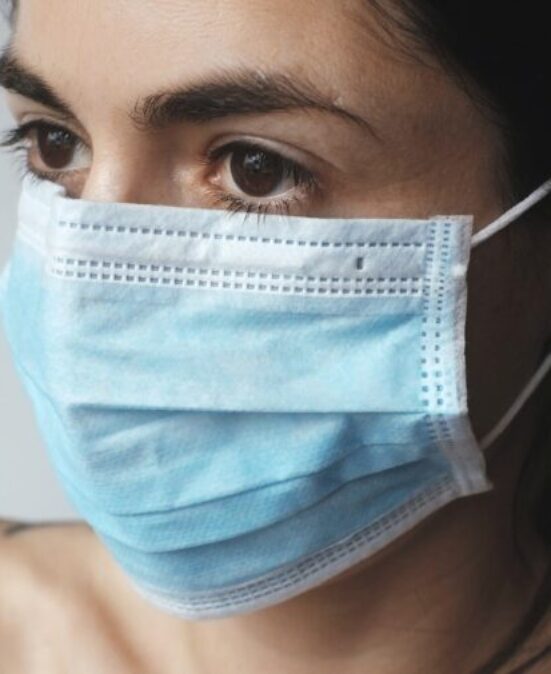 femme avec un masque chirurgical, contre virus