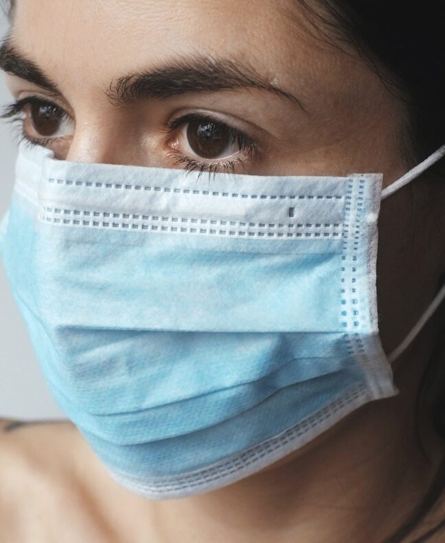 femme avec un masque chirurgical, contre virus