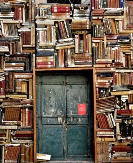Bibliothèque et une porte représentant l'enseignement à retirer de ses échecs et de ses erreurs