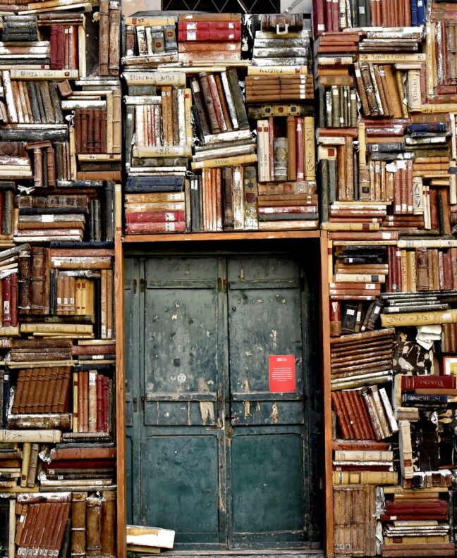 Bibliothèque et une porte représentant l'enseignement à retirer de ses échecs et de ses erreurs