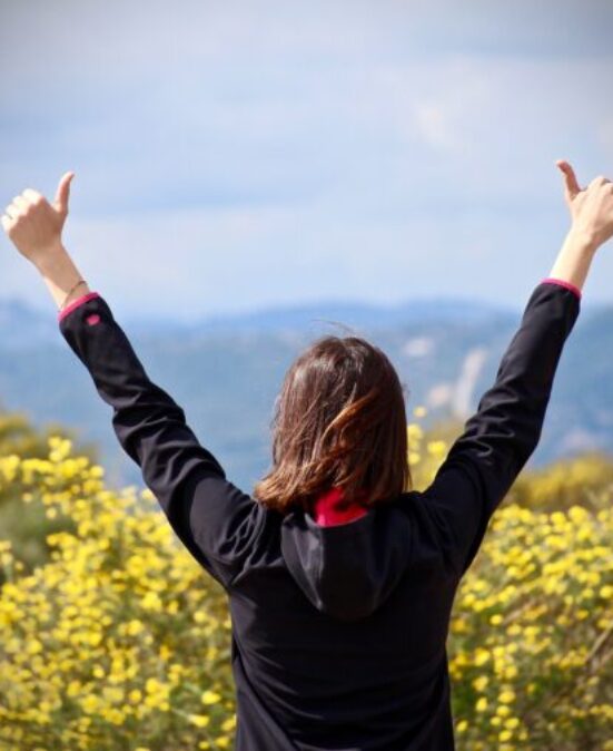 La pensée positive, femme debout les pouces en l'air