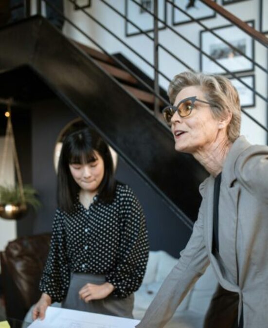 Dans le Grand Est, jeunes et seniors entrepreneurs luttent contre les préjugés liés à l’âge. Un enjeu clé pour libérer l’innovation.